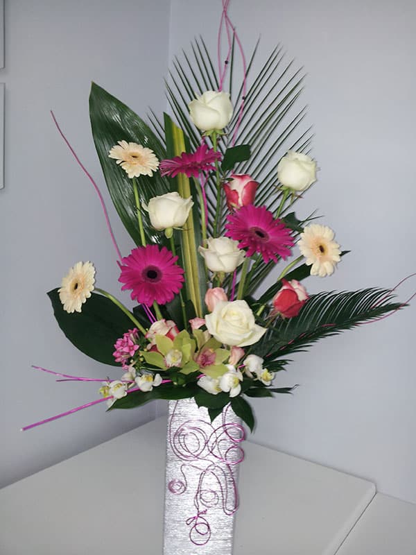 composition-florale-anniversaire-mariage-rose-blanc-rose-germini-orchidées-cymbidium-phalaenopsis-mitsumata-vase-argenté-aspidistra-robellini-fil-alluminium-
