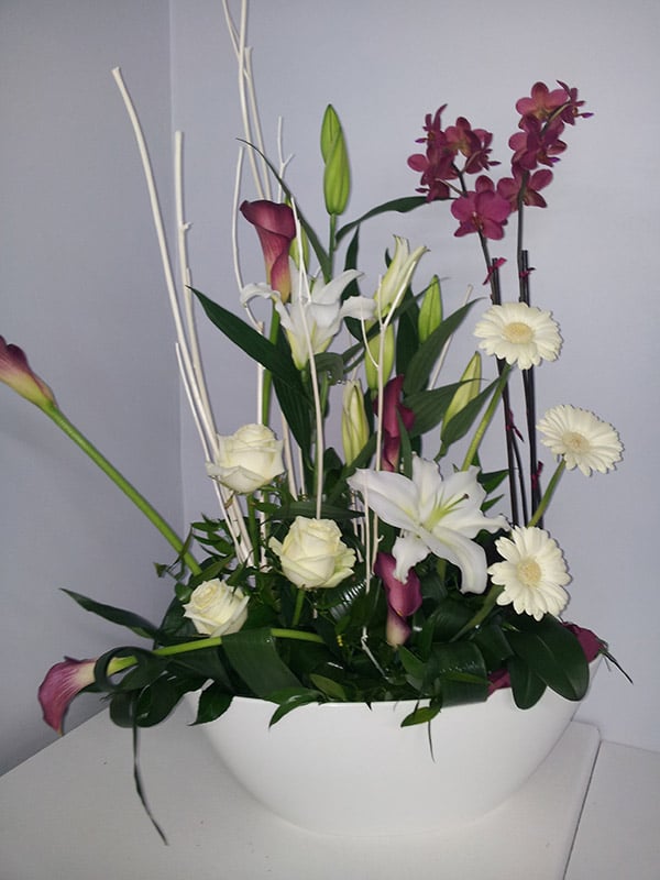 composition-florale-blanche-et-rose-orchidee-phalaenopsis-roses-blanches-germini-calla-lys-mitsumata