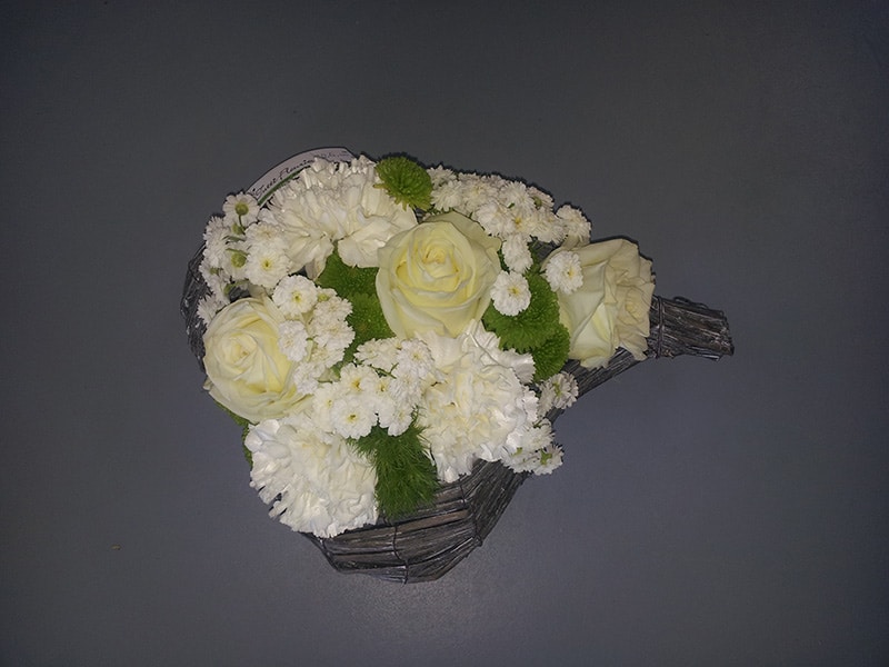 composition-florale-coeur-corbeille-vannerie-blanc-et-vert-rose-oeillet-matricaire-