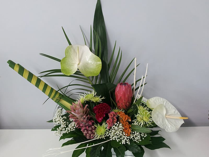 composition-florale-exotique-anthurium-protea-ananas-aspidistra-aralia