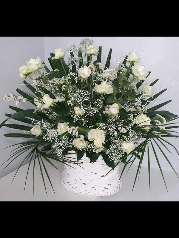 composition-florale-mariage-anniversaire-roses-blanches-feuilles-de-palmier-robellini