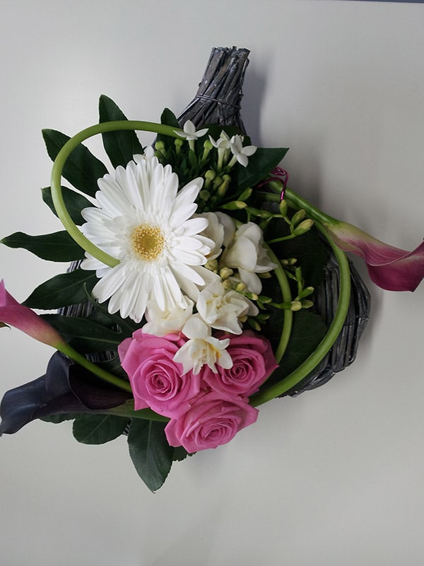 composition-florale-romantique-blanc-et-rose-calla-rose-rose-gerbera-blanc-freesia