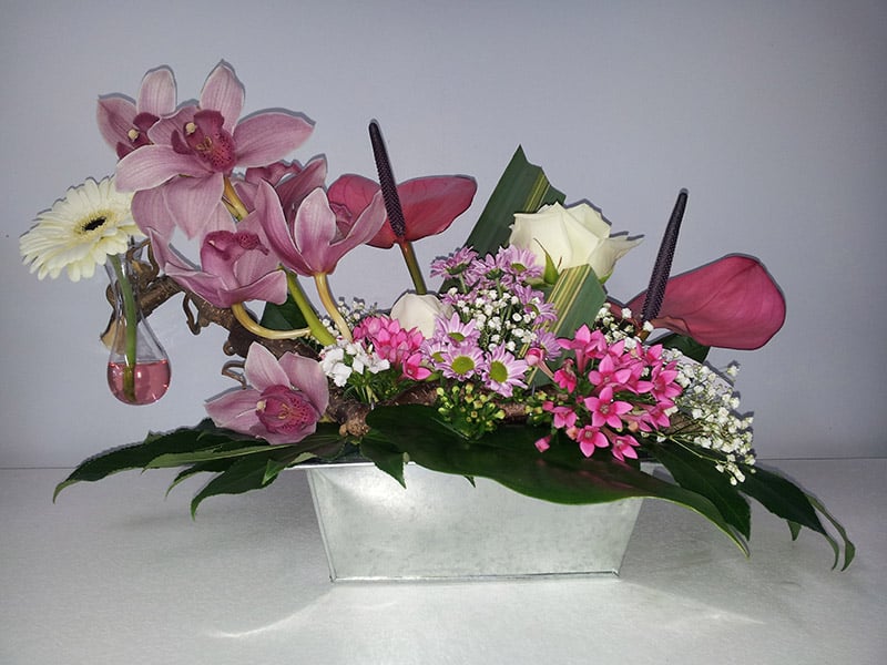 composition-florale-rose-et-blanc-vase-pipette-orchidee-cymbidium-anthurium-bouvardia-santini-rose-gypsophile-pandanus