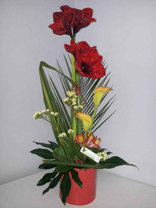 composition-florale-rouge-orangé-amarillys-calla-statice-pandanus